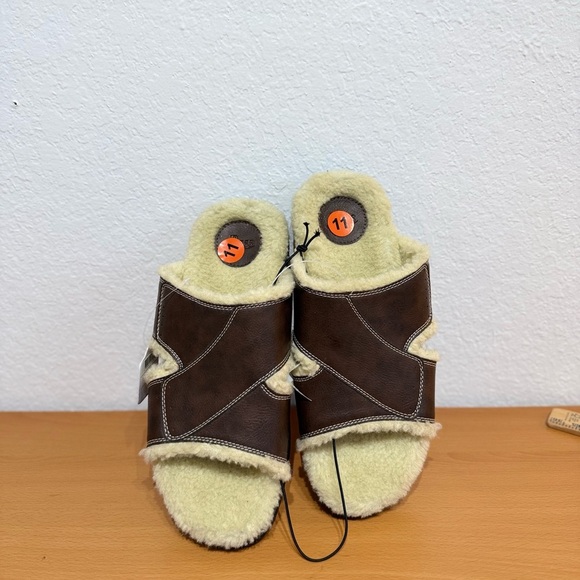NWT Bass Mens Comfortable Brown Sherpa/ Leather Slippers with Open Toe Design - Picture 1 of 5